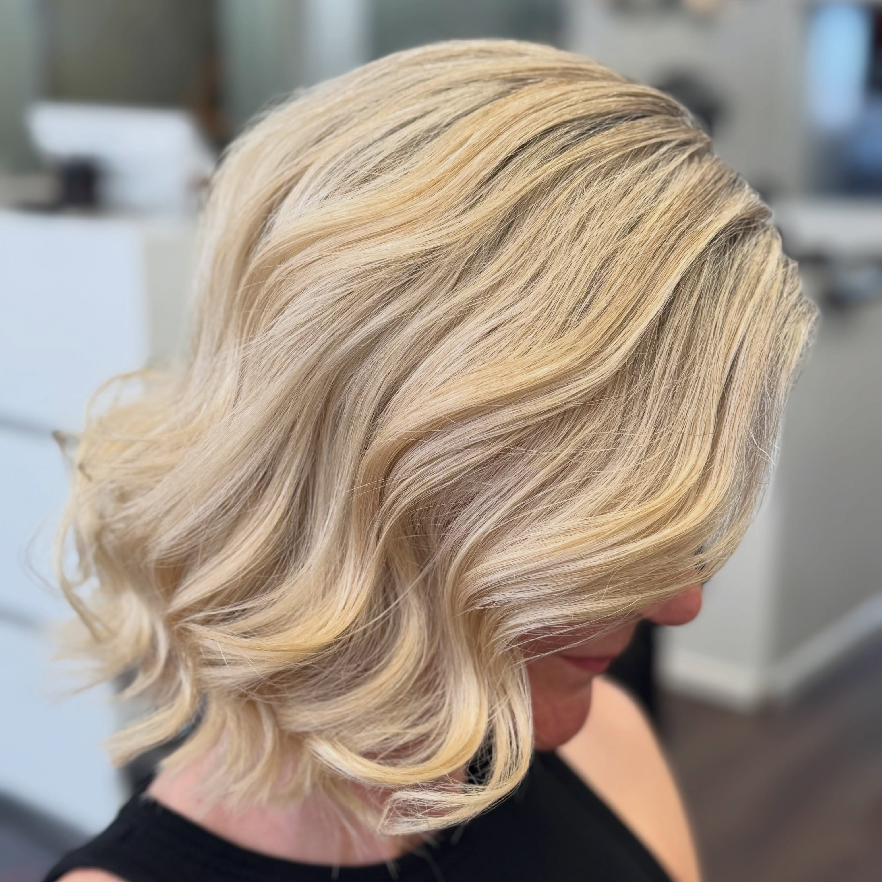 Gewellter Blond-Bob, Ansicht von hinten