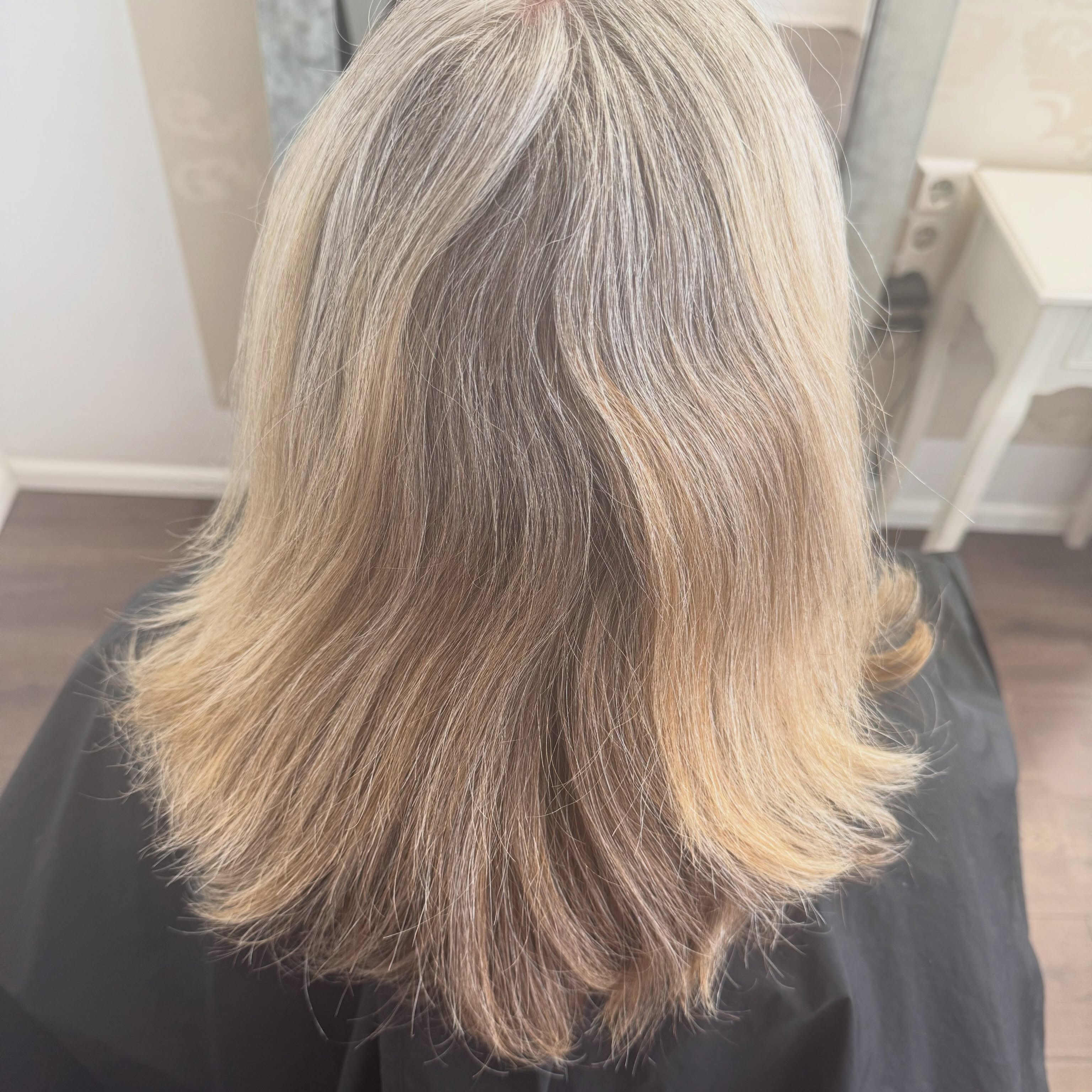 Blondierte Haarpartie, Ansicht von hinten im Salon