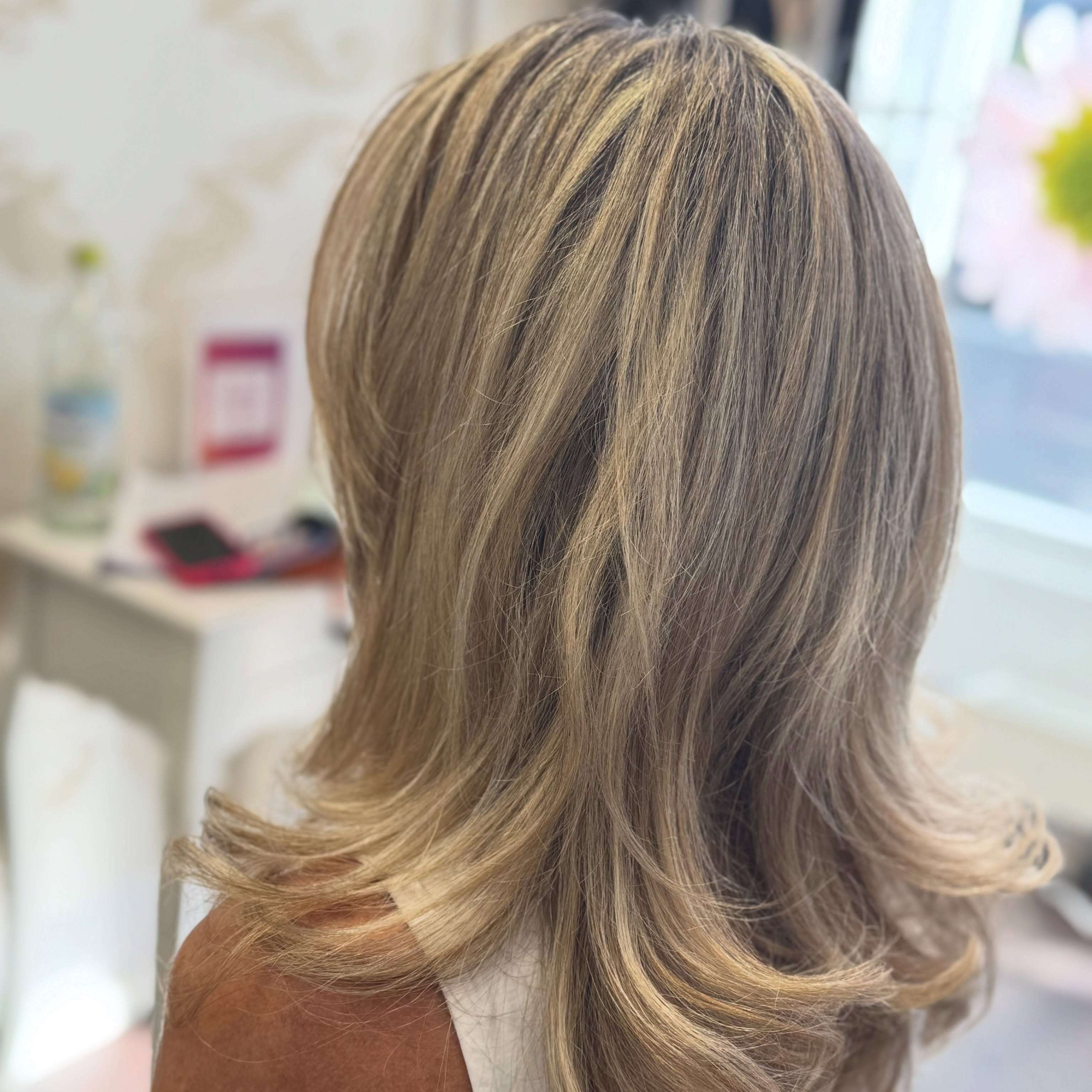 Layered Blondtöne, fotografiert im Salon